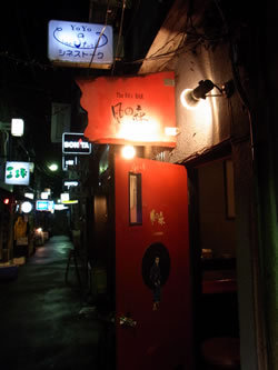 自粛ムードで閑散とする飲食街、「職」と「食」は苦境へ<br />新宿ゴールデン街で探した震災復興への光