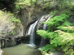 奥久慈「月待ちの滝　もみじ苑」――滝水の下でオゾンを浴び、芳しき緑の蕎麦を食す