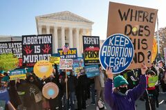 米国の「聞く耳持たず」 政治からワクチン論争まで
