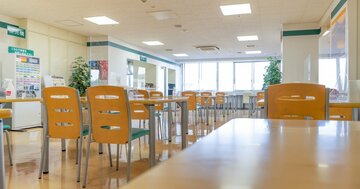 「これ考えた人、すごい！」40代タイミーおじさんが学食で感動、シールがスルッと剥がれるスゴ技