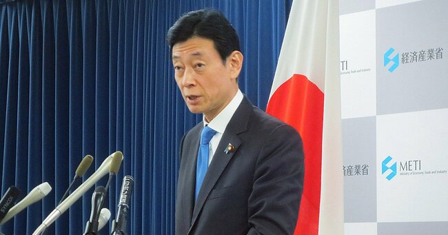 3月に半導体製造装置の輸出管理強化を発表する西村康稔経済産業相