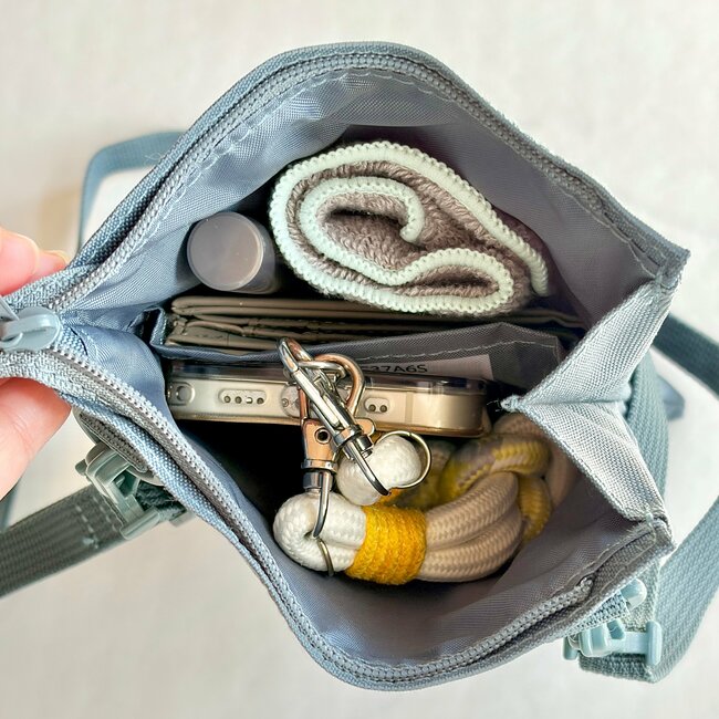 「ポケットがわりに使ってます」無印良品の“大きく開くサコッシュ”が使い道いろいろで優秀すぎる!「サッとお出かけできて最高」「見た目以上の収納力」