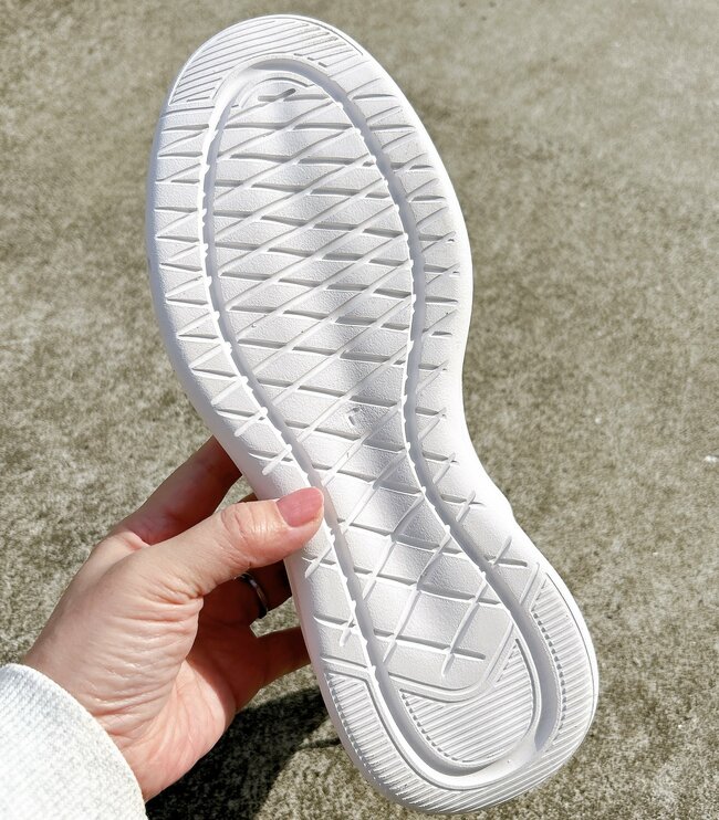 もう普通のスニーカーに戻れない…！ワークマンの「雲の上みたいなシューズ」立ったまま履けて、ふんわり歩けちゃうの！