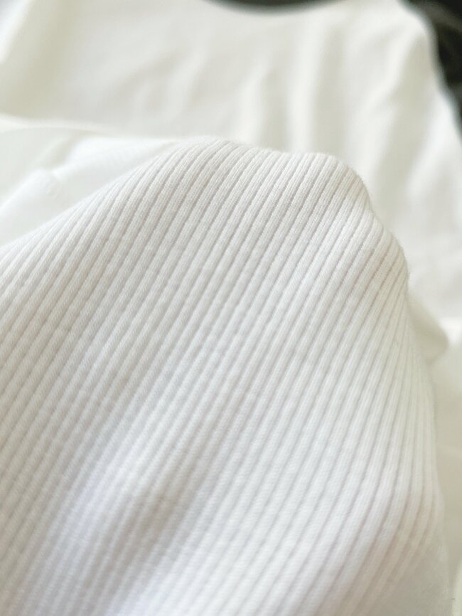 「全色欲しくなる」「何回も購入しています」ユニクロの“1290円トップス”ロングシーズン着回せてコスパいい！「夫にスタイルが良く見えると言われました」