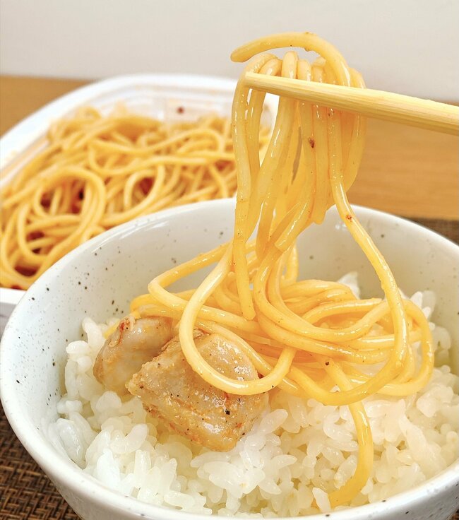 「コスパやばすぎ」「道民でマジでよかった」セイコーマートの“170円スパゲッティ”チキン盛り盛りでビビった！「中毒性がありすぎる」「週3回くらいは買いに行ってる」《実食レビュー》