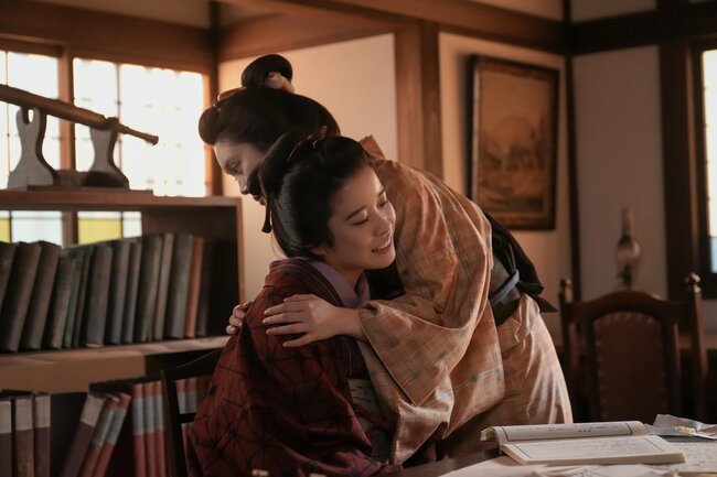 高石あかりが無言のシーンで見せた「いい表情」、たそがれ時の真骨頂〈ばけばけ第93回〉