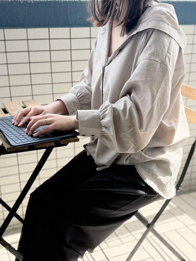 「買って大正解！」グローバルワークの“パーカーみたいなシャツ”おしりまでカバーできて天才すぎる！「重宝まちがいなし」「オシャレでとても気に入りました」