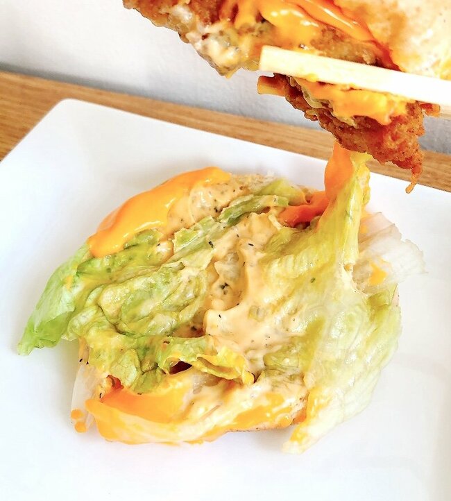 「笑っちゃうくらいチーズたっぷり」「どう見てもキャパオーバーだろ」ケンタッキーの“チーズにおぼれるバーガー”背徳感がスゴすぎる！「チーズの量どうなってんだこれ」