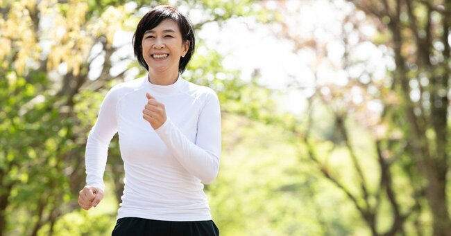 たった1つ意識するだけ!「病気知らずの高齢者」がやっている「正しい歩き方」とは?【医師が解説】