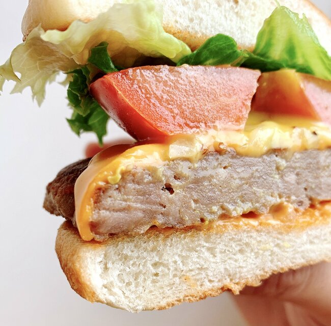 「エグい美味い」「モスで一番好き」モスバーガーの“期間限定メニュー”お肉の旨みがハンパない！「3つぐらい食べれる」「美味すぎて泣いた」《実食レビュー》