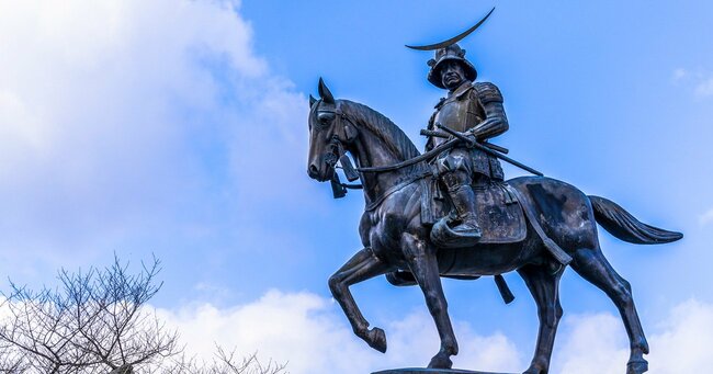仙台城に立つ伊達政宗騎馬像