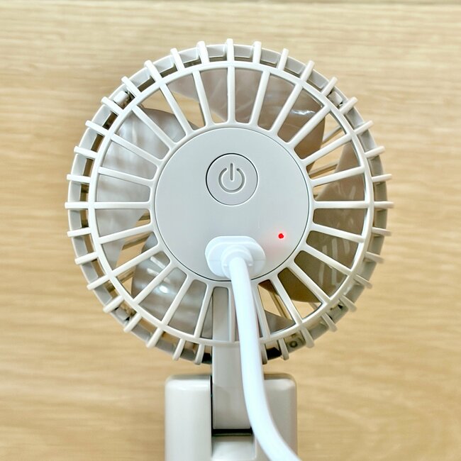 「通勤時には手放せません」「コンパクトなのに涼しい」無印良品の“暑さ対策グッズ”がスマホより軽くて楽ちん！「カバンに入れても邪魔にならない」