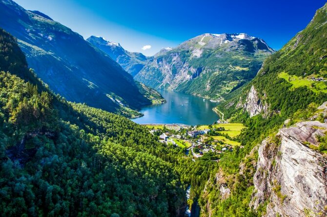 フィヨルドの絶景が続くノルウェー Photo: Adobe Stock