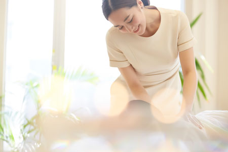 美女のエステティシャンは、独立開業資金を貯めたくてパパ活を始めた