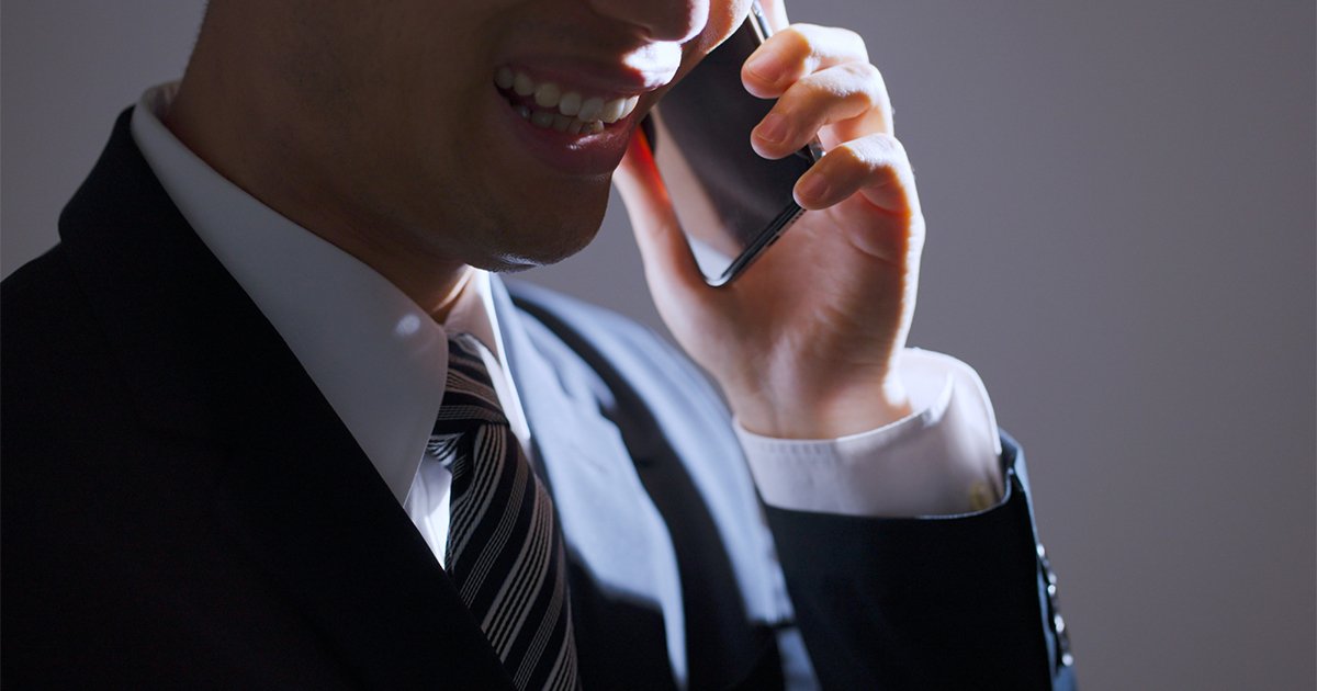 スマホで電話する中年ビジネスマン
