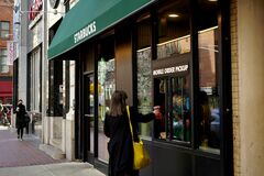 スタバのアイデンティティー危機、創業者復帰で救えるか