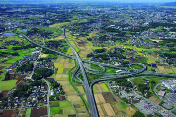 県外企業立地件数、工場、立地面積で全国1位※。半導体関連企業の集積地として注目が集まる