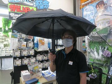頭上からミストが降り注ぐ炎天下でも涼しい折りたたみ傘