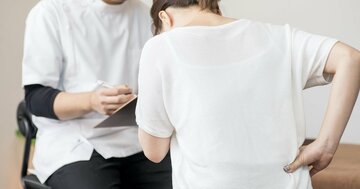 原因不明の腰痛、股関節のせいかも?整形外科に行くべき3つの症状とは