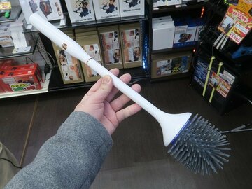 使用後はUV照射で99％除菌　自動回転するUSB充電式トイレブラシ
