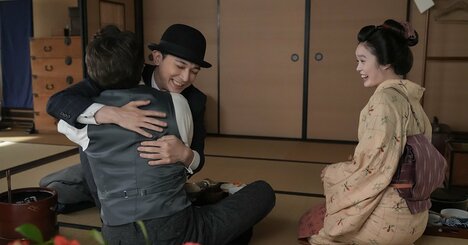 「湯たんぽ」の演技が秀逸！トミー・バストウがもらした台詞に共感してしまう〈ばけばけ第49回〉