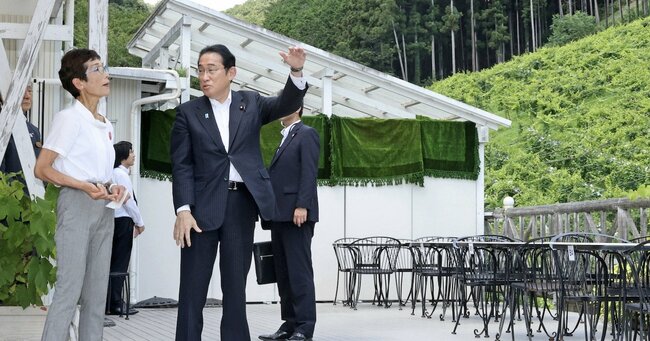 写真：ワイナリーのブドウ畑を視察する岸田文雄首相