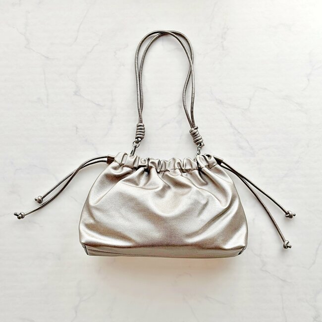 「全カラーリピ買いしました」ハニーズの“めちゃ軽バッグ”長財布やペットボトルがすっぽり入って使いやすい！「柔らかい素材で大容量」「開け閉めもラクです」