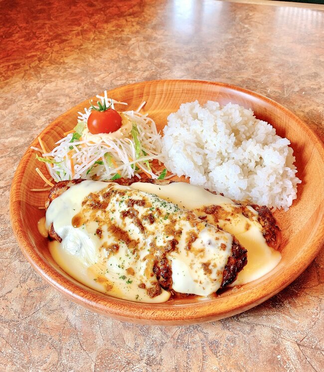 「腹パンすぎてやばい」「暴力的に美味しい」びっくりドンキーの“1400kcal超えメニュー”ひと口の満足感がスゴいんです！「肉汁ヤバいくらい出てきて幸せ」