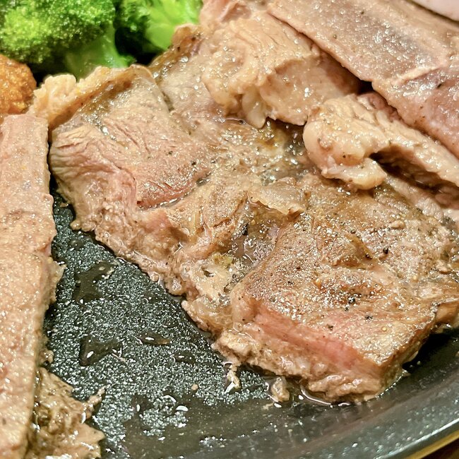 こりゃリピートしたくなるわ。ガストの「お肉もりもりメニュー」がジューシーでたまらない！大ライスがどんどん進んじゃうよ…！
