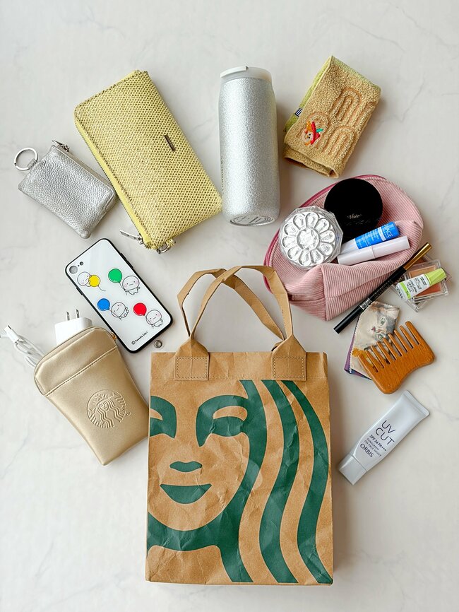「めちゃくちゃ可愛いです！」スターバックスの“紙袋みたいなバッグ”デザインが好きすぎる！「欲しかったアイテム」「毎日愛用しています」