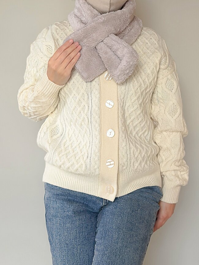 「友達に褒められた」ハニーズの“ミニサイズのマフラー”毛布みたいにフワフワだし口元まで温かい!!「色違いで購入」「本当にかわいい」