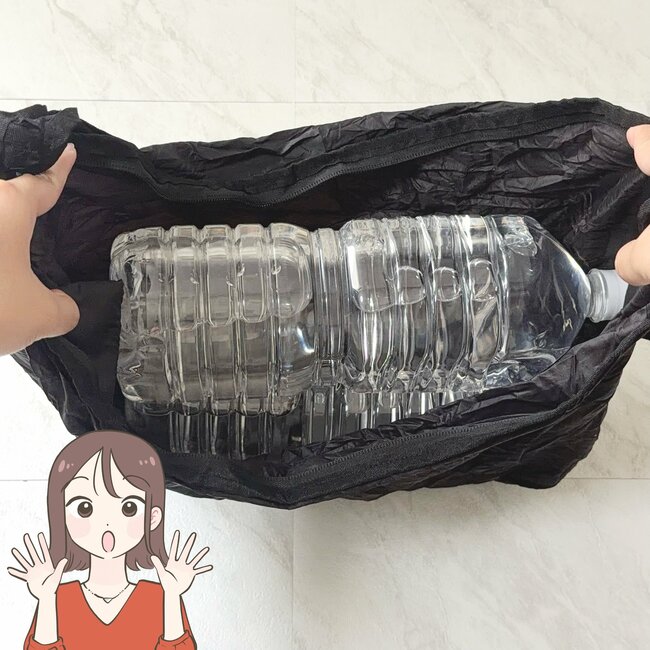 「店頭で見つけて即買い」3COINSの“めちゃ軽ショルダーバッグ”1泊分の荷物が入って便利！「くしゅっとしまえる」「色違いも購入しよう」《購入レビュー》