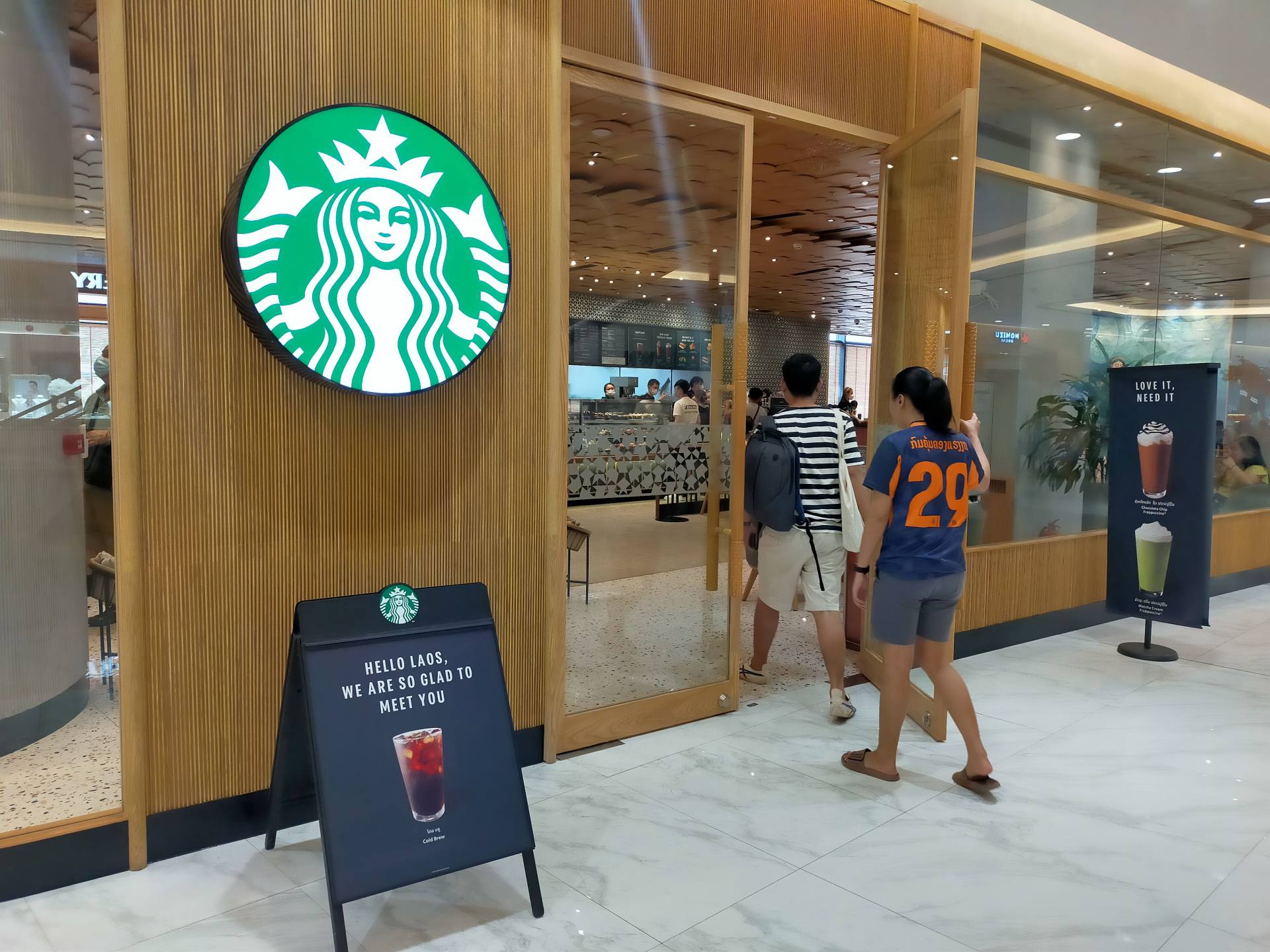 ラオス初の本格的な「鉄道」開業！スタバも初上陸で旅行するなら今【写真あり】