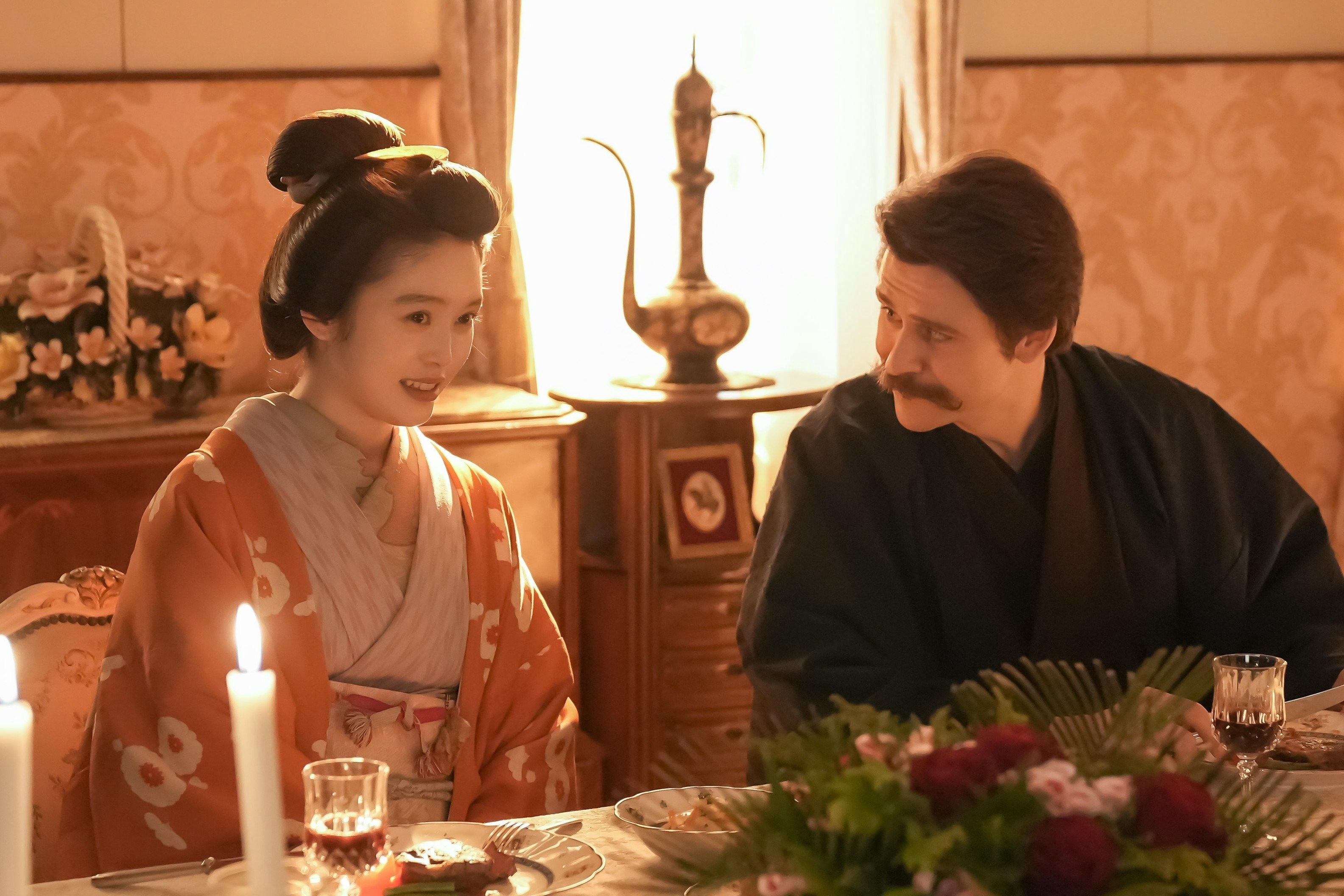 蓮佛美沙子が演じる英語堪能な奥様が素敵…気後れする妻に夫のさりげない気遣いにキュンとする〈ばけばけ第105回〉