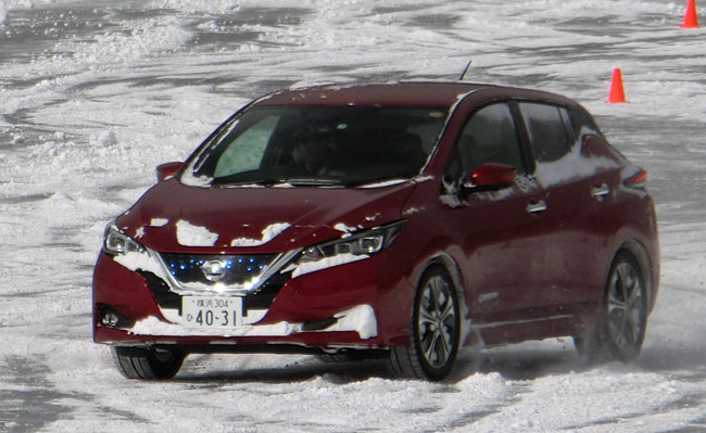 日産リーフが雪道で四駆並みに走りやすい理由