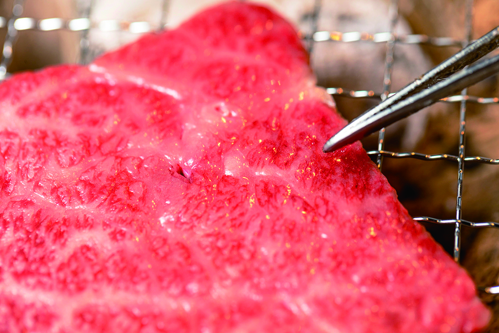 焼肉で肉を裏返すタイミングの「正解」はこれだ！