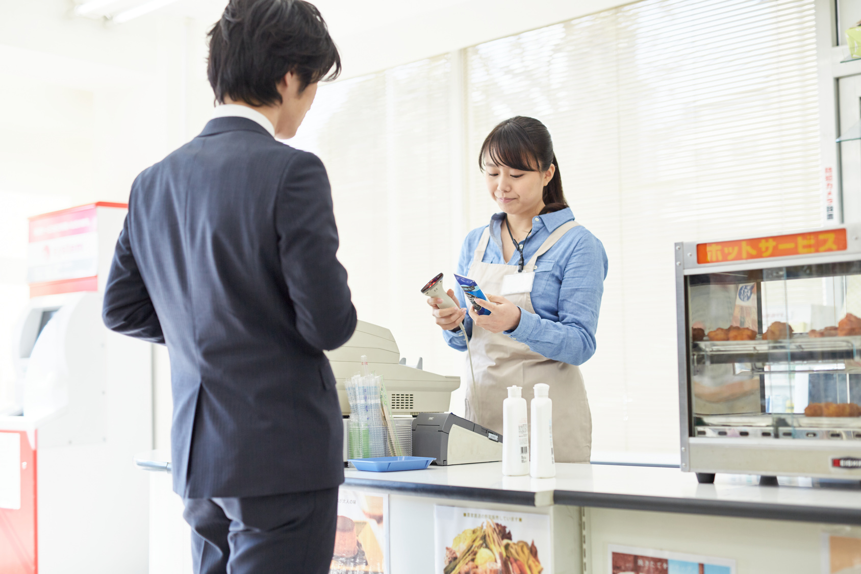 レジで床に落とした商品を、戸惑うことなく袋に入れていませんか?