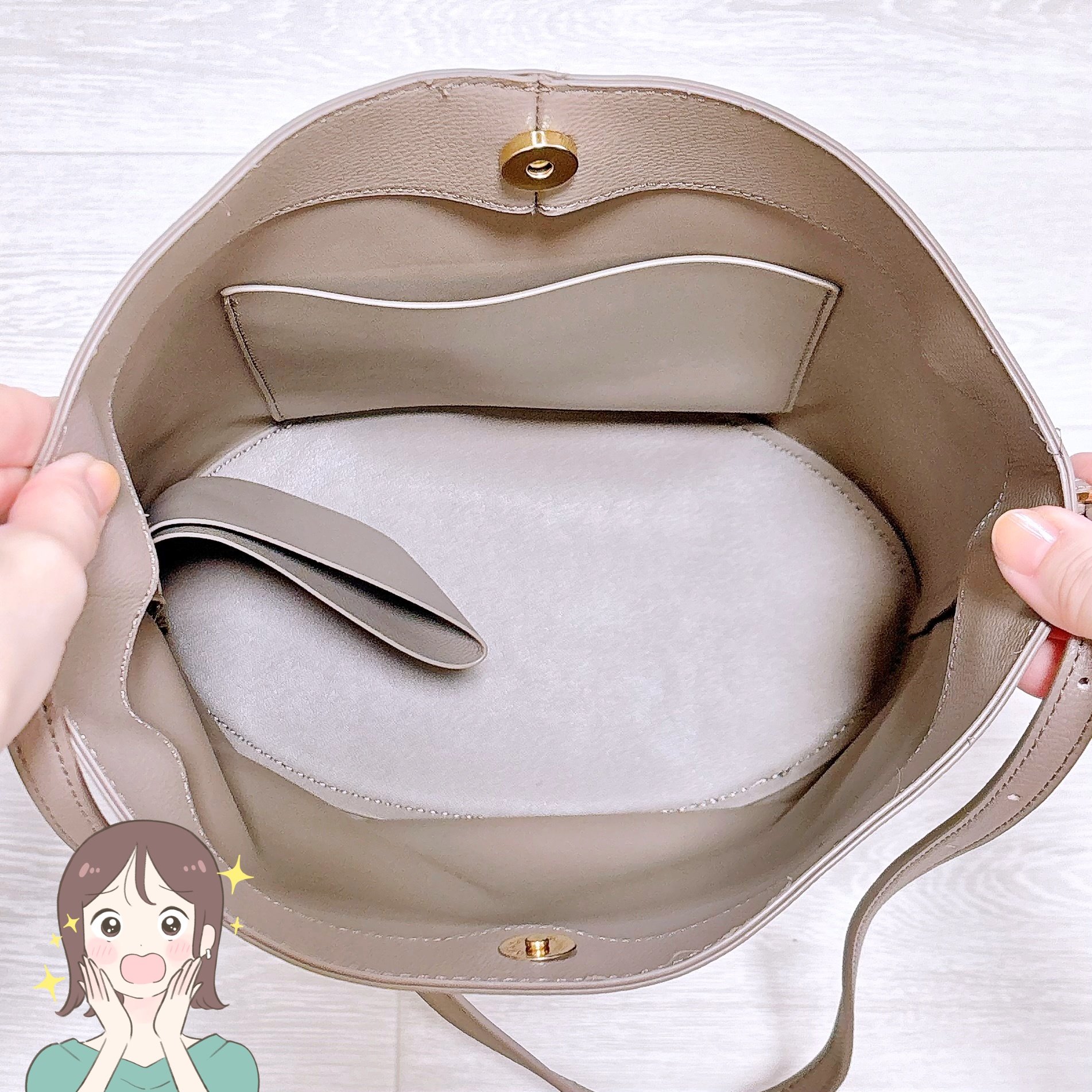 3COINSの「荷物がたっぷり入るショルダーバッグ」ペットボトルを立てて収納できて便利！シンプルだから長く愛用できそうです！《購入レビュー》