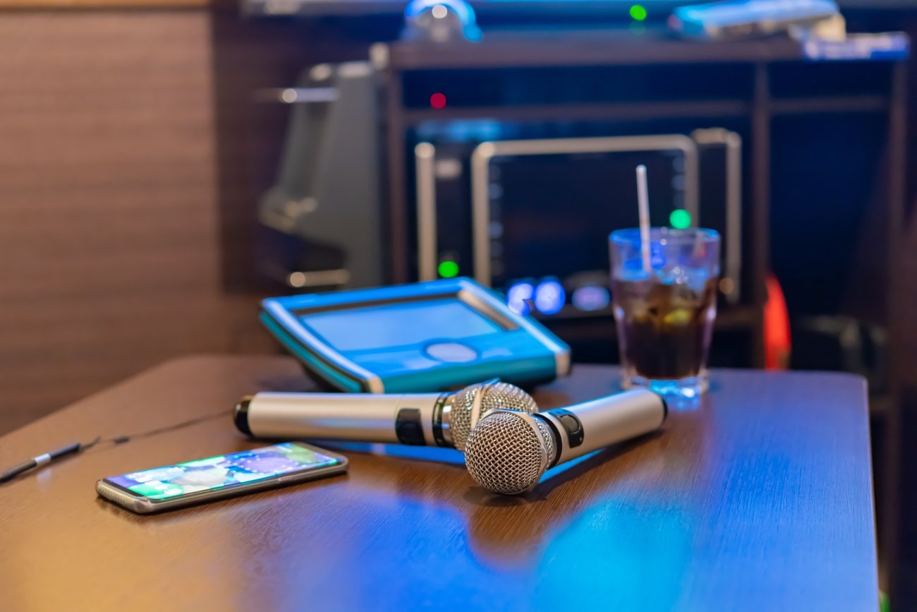 歌うのが苦手な人こそカラオケで「1曲目」を入れるべき理由