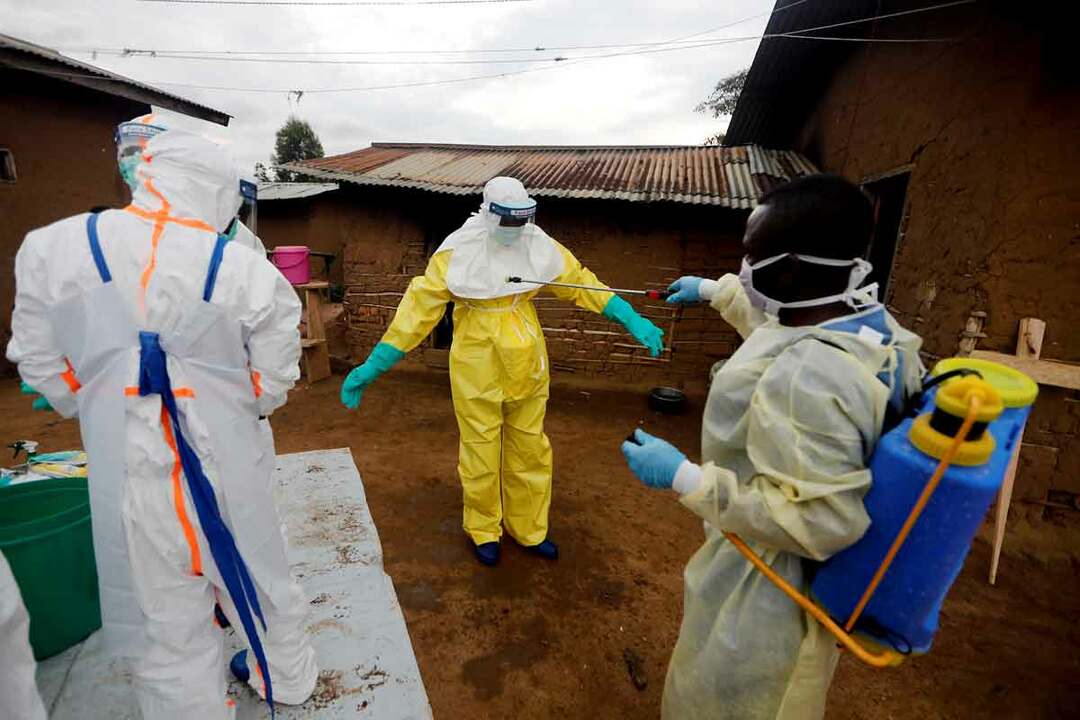 エボラで死んだ疑いのある患者の家を訪問した後、消毒作業をする医療関係者