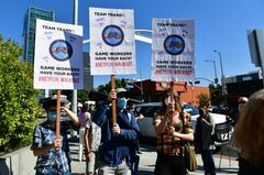 ネトフリの番組めぐり抗議デモ、トランスジェンダーへの配慮要求