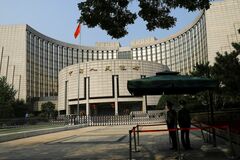 中国が独断専行する途上国の債務再編