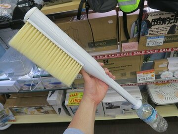 ペットボトルがタンクになるポンプ内蔵の洗車用ブラシ