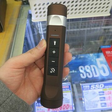 スピーカーにライト、ラジオもある格安モバイルバッテリー