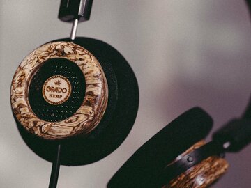 高密度に圧縮した麻をハウジングに使用したGRADOのヘッドホン「The Hemp Headphone」