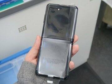 縦に開く折りたたみスマホ「Galaxy Z Flip」の海外版がアキバに入荷!
