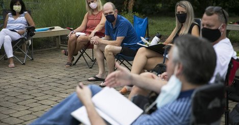 会議は公園のベンチで、コロナ下の対面求め