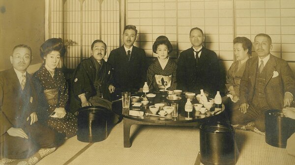 料亭で若手の有力政治家をもてなす辻嘉六