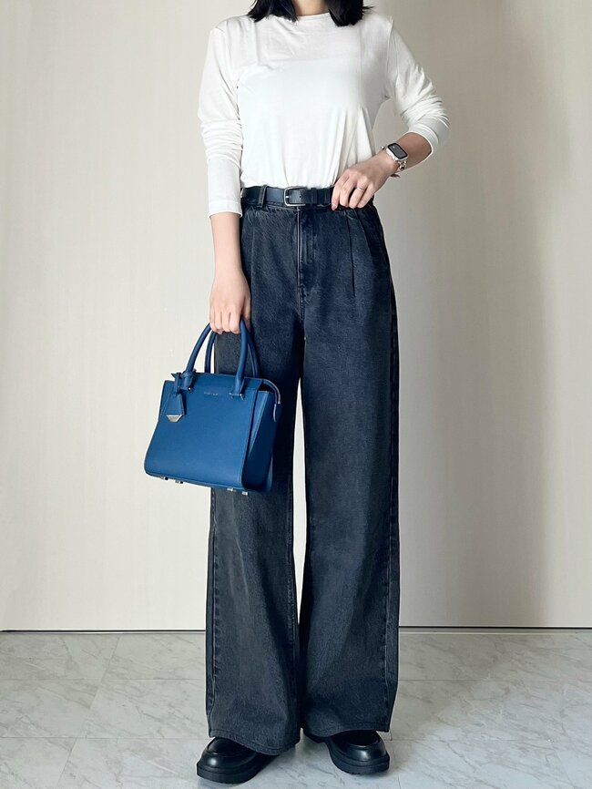 ほどよい透け感がオシャレ!ユニクロの“1990円トップス”たっぷり着回せるうえに、体型カバーも叶います!「めちゃくちゃ使いやすい」「買って正解でした」