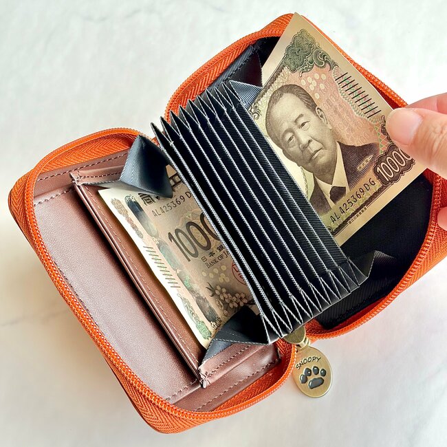 カードや診察券が37枚入った…!しまむら×スヌーピーの“ポケットたくさん財布”ガバッと開いて、お会計がスムーズです!